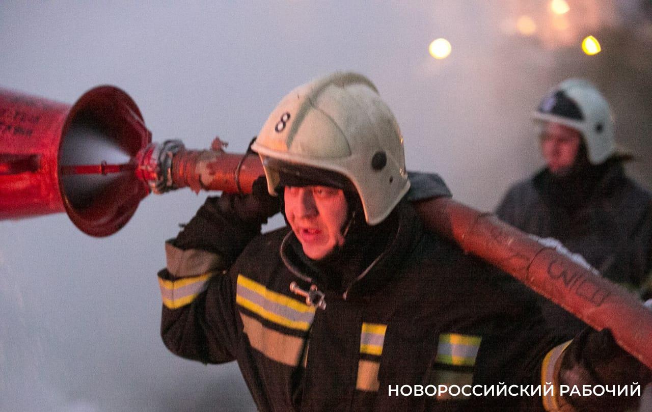 В Новороссийске у пожарных на ликвидации последствий прилетов было много добровольных помощников