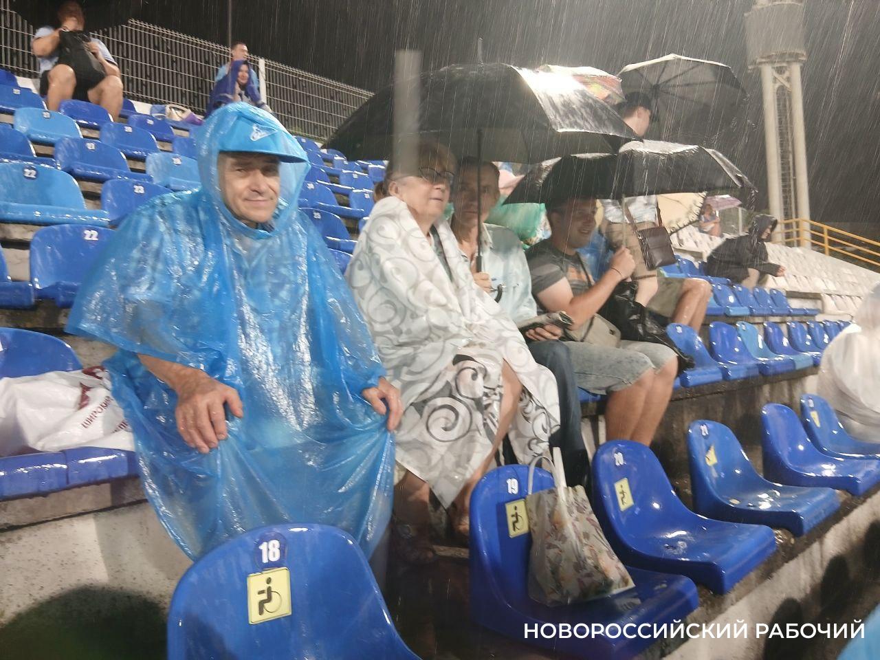 Первый домашний матч «Черноморца» в Новороссийске: непогода, «легенда № 6» и… поражение