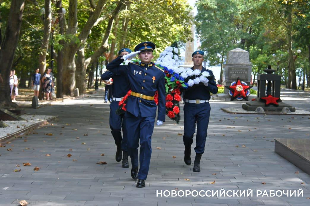 В Новороссийске торжественно вручили орден Суворова 108-му гвардейскому десантно-штурмовому полку
