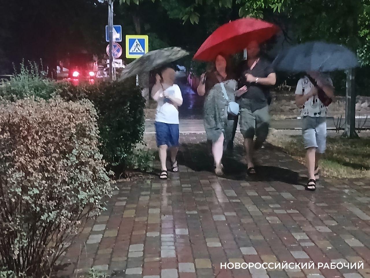 Ливень в Новороссийске промочил прохожих и превратил дороги в реки