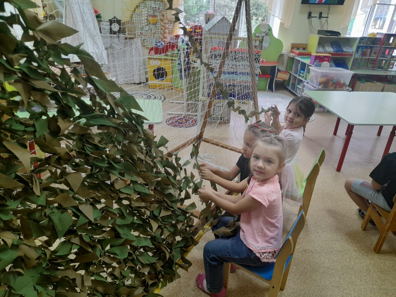 В Новороссийске плести сети для СВО научились детсадовцы