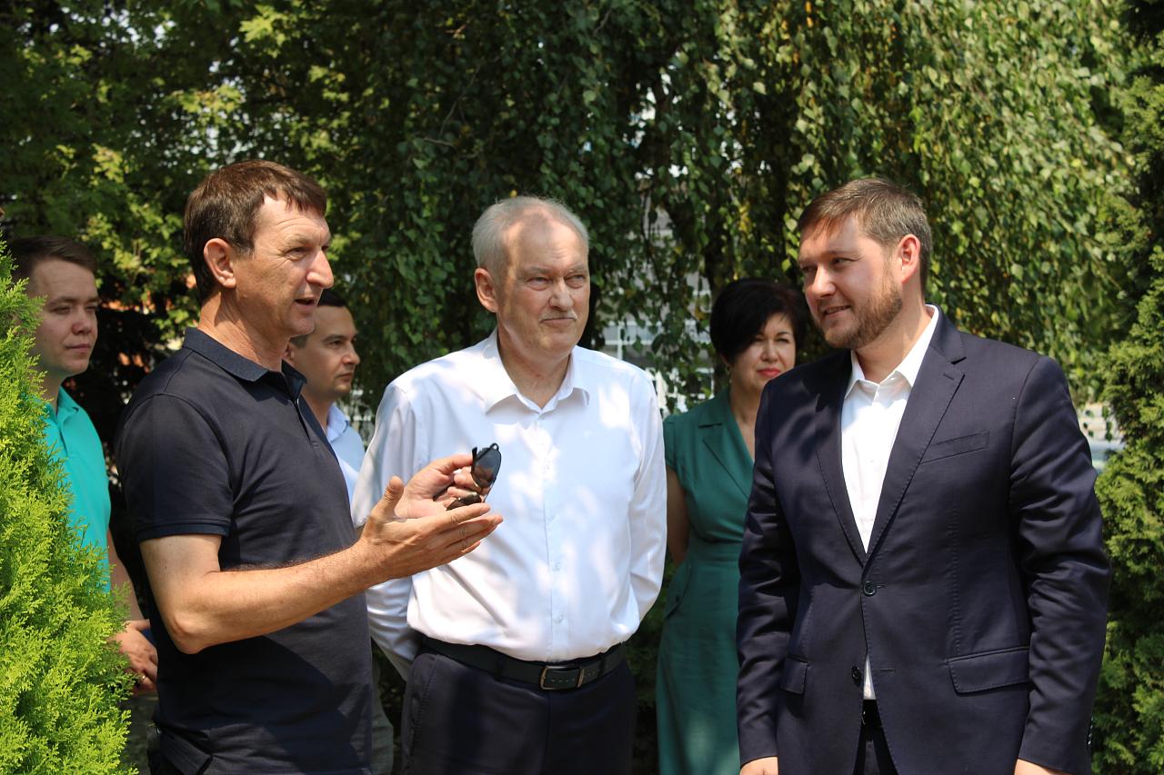 Алексей Юртаев оценил перспективы развития крупнейшего в регионе завода по производству тротуарной плитки