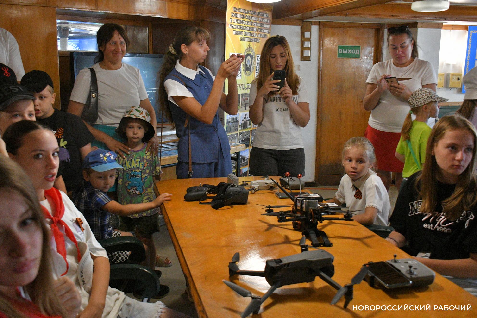 Новороссийские школьники побывали на редкой выставке оружия