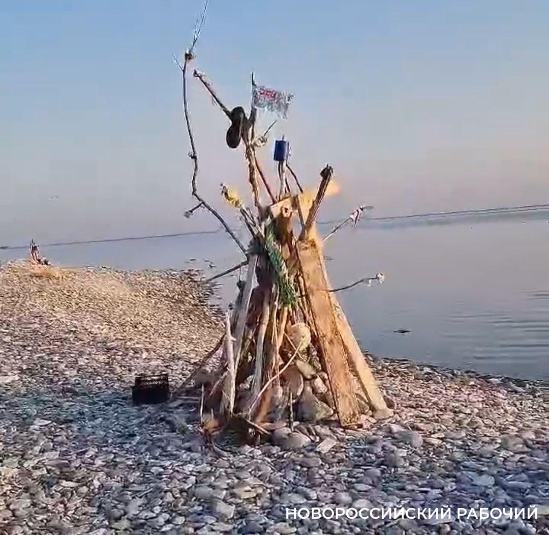 На острове вблизи Новороссийска что-то построили из веток и мусора