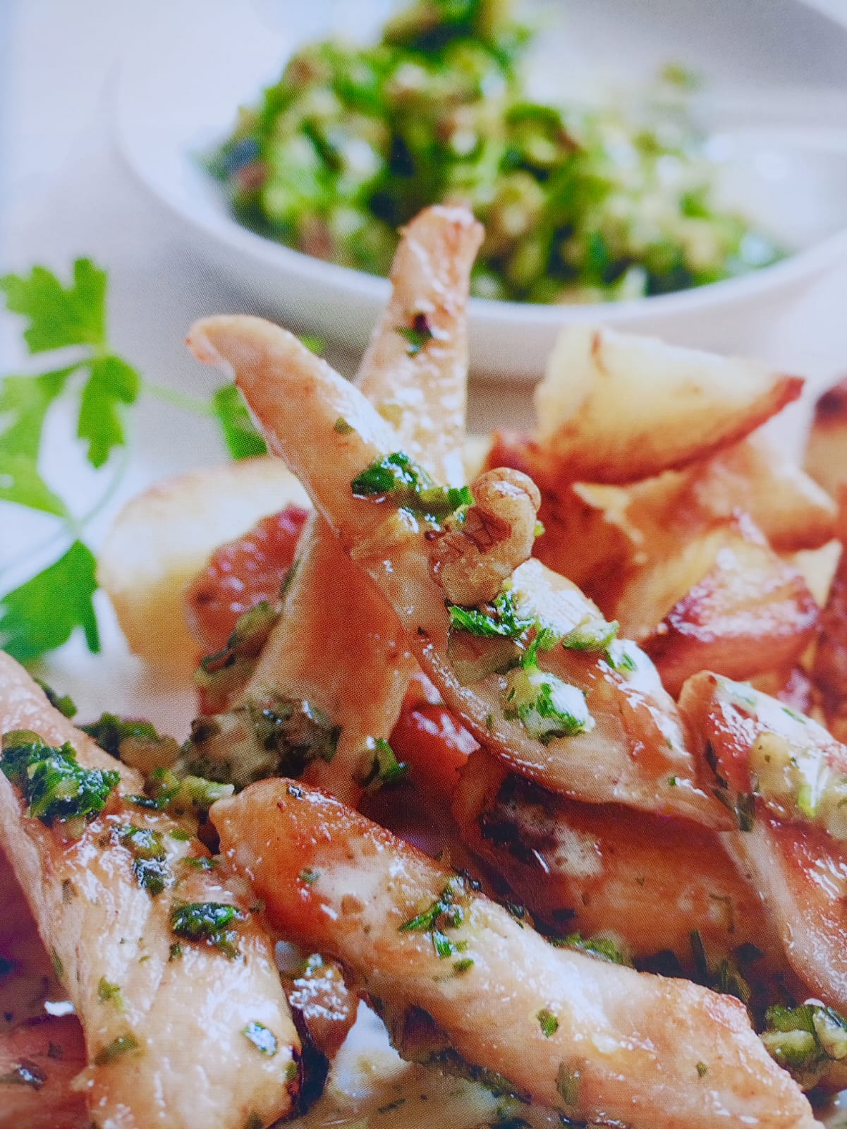 Курица под соусом песто