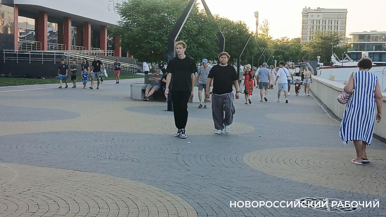 Жительница Новороссийска из-за неровной плитки на набережной получила серьезные травмы