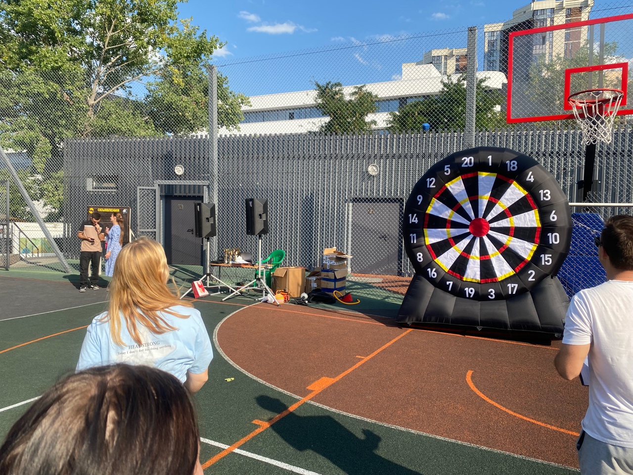 В Новороссийске с вредными привычками поборолся гигантский дартс