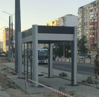 В Новороссийске стали устанавливать продуваемые остановки