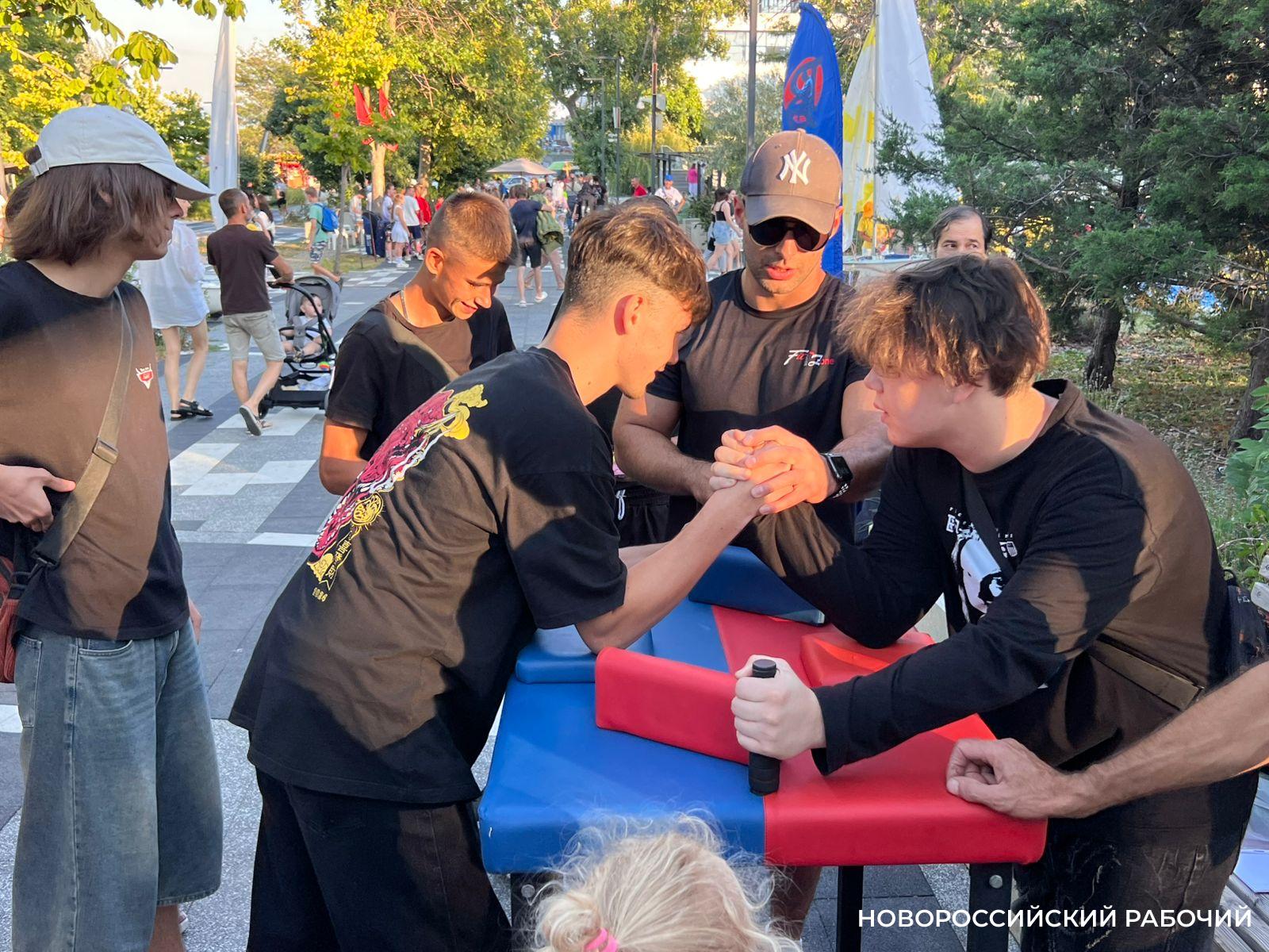 Стояли на голове, боролись с рыцарями. В Новороссийске прошел День физкультурника