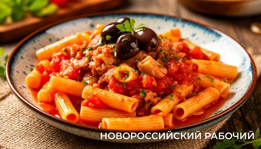 Паста в томатном соусе с тунцом и оливками