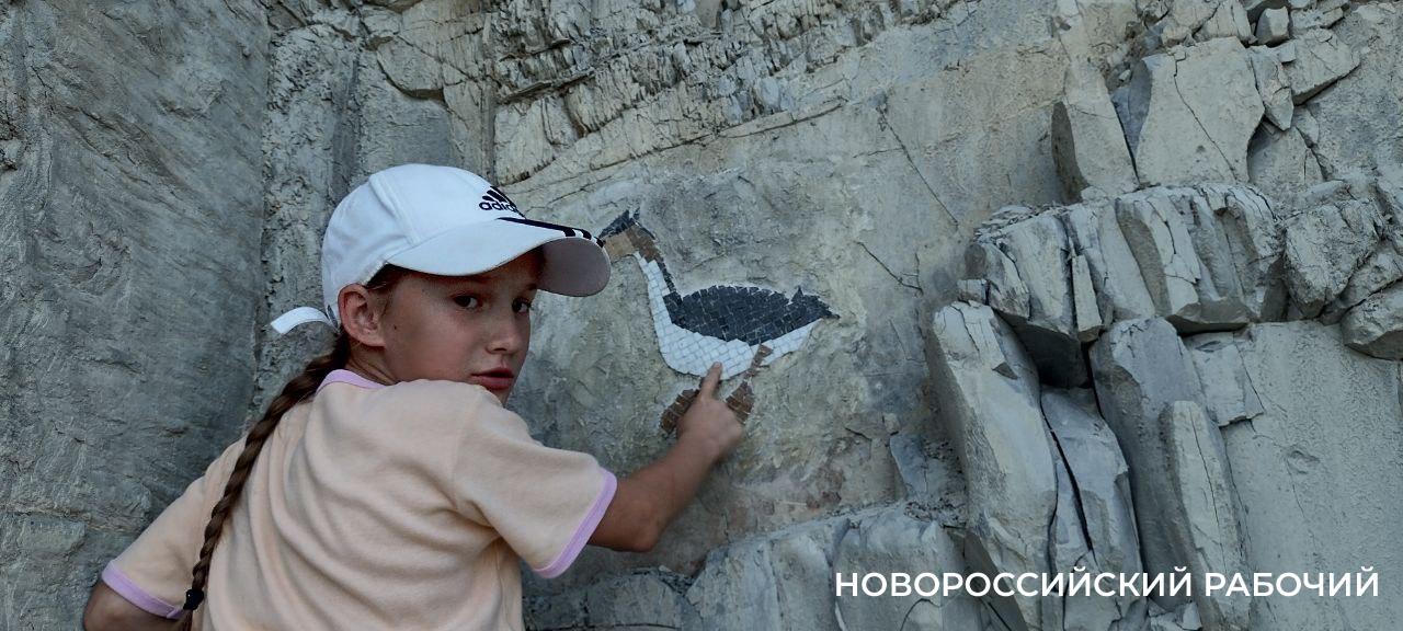 В Новороссийске на скалах выкладывают мозаику. Кто автор?