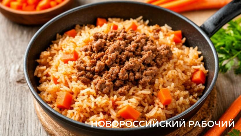 Рис с фаршем на сковороде