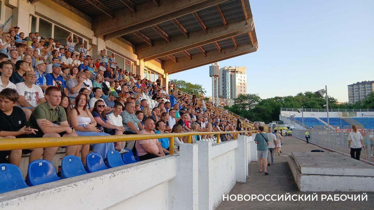 В Новороссийске во время матчей «Черноморца» будут бороться с матом на трибунах