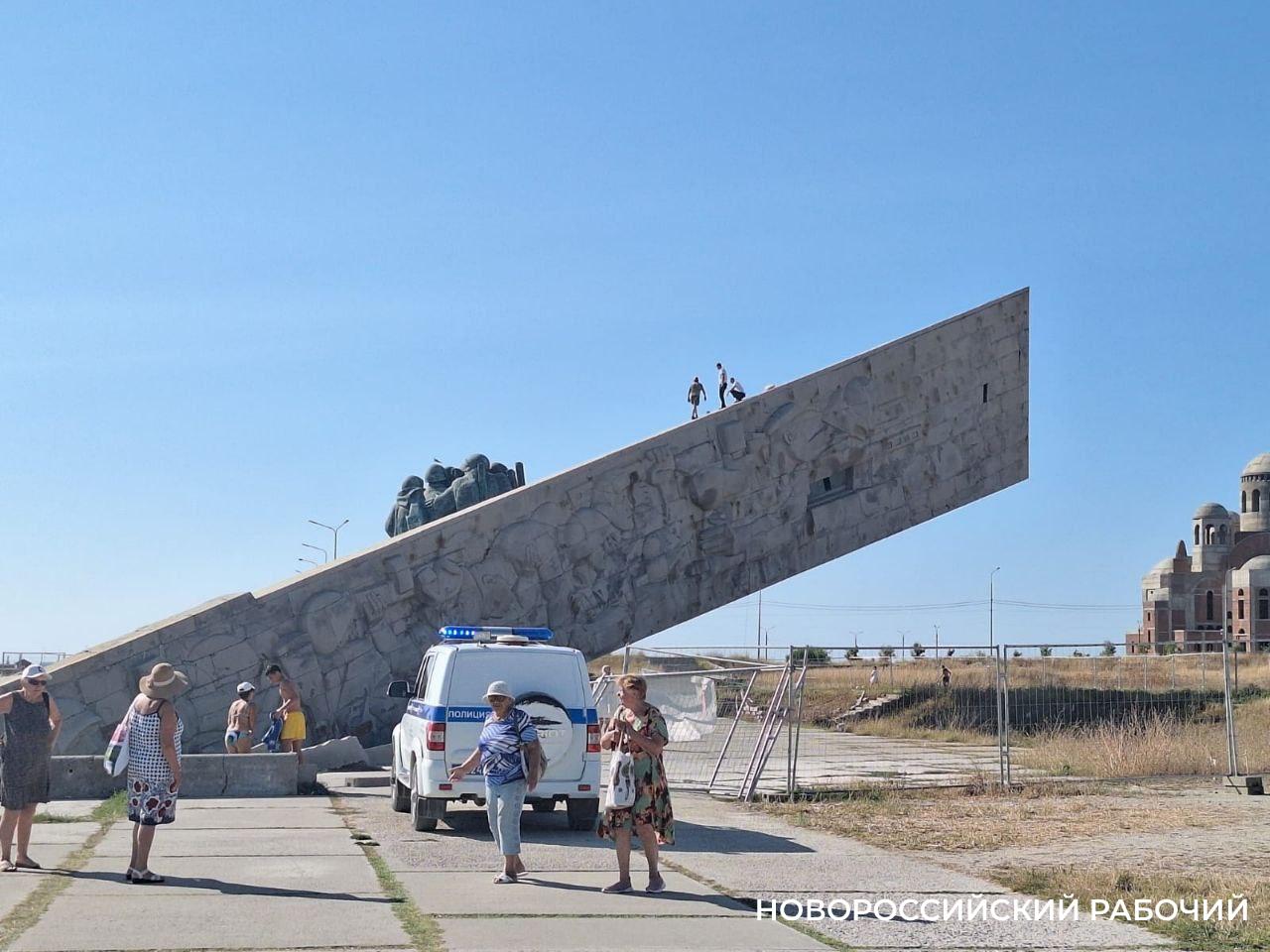 В Новороссийские «спустили» с мемориала «Малая земля» очередную туристку