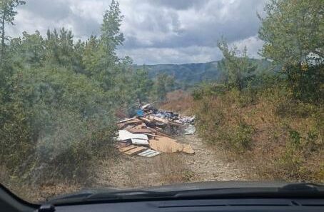 Жителям новороссийского СНТ забаррикадировали дорогу… мусором