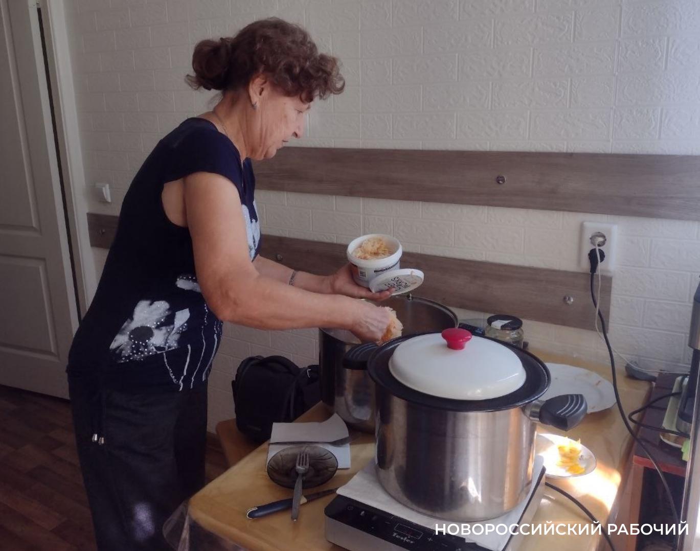 Бабушки Новороссийска начали солить для военных капусту и огурцы