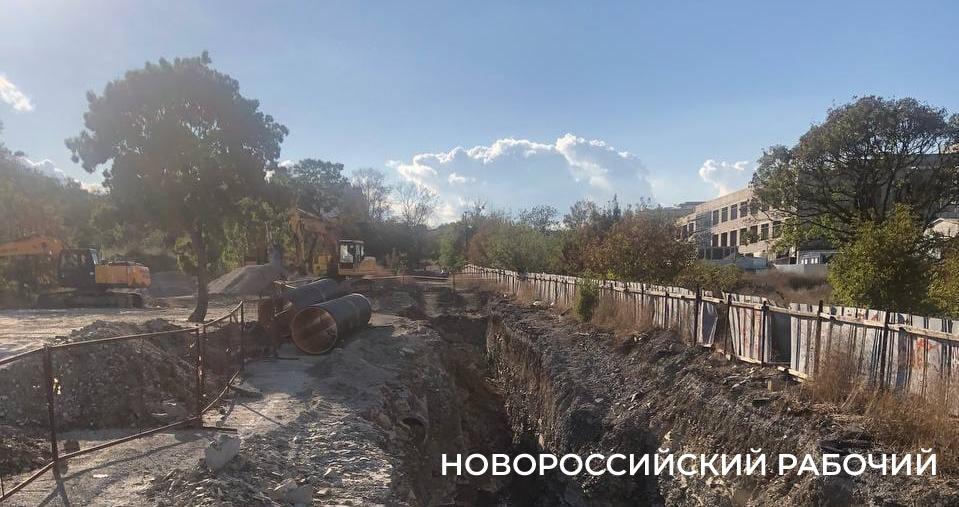 «По этой траншее текла река и все размокло!» В Новороссийске погибли при строительстве магистральной ливневки погибли рабочие