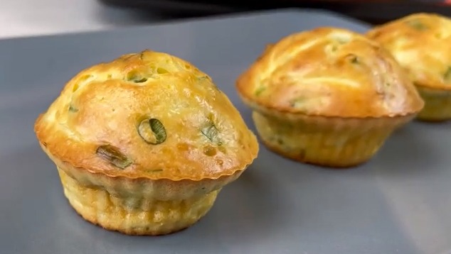 Кексы с зеленым луком и яйцом – «а-ля ленивые пирожки»