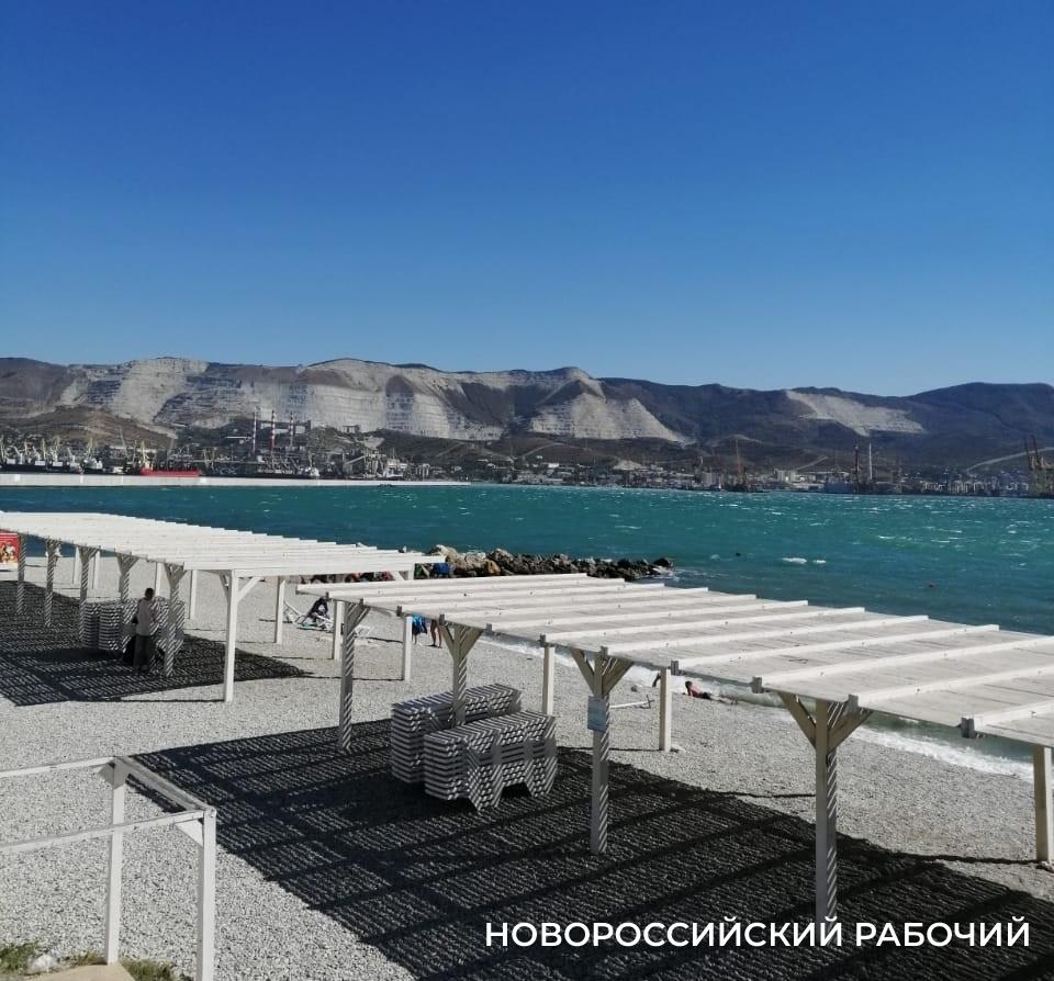 В Новороссийске с пляжей убирают лежаки. Конец высокого сезона – начало бархатного!