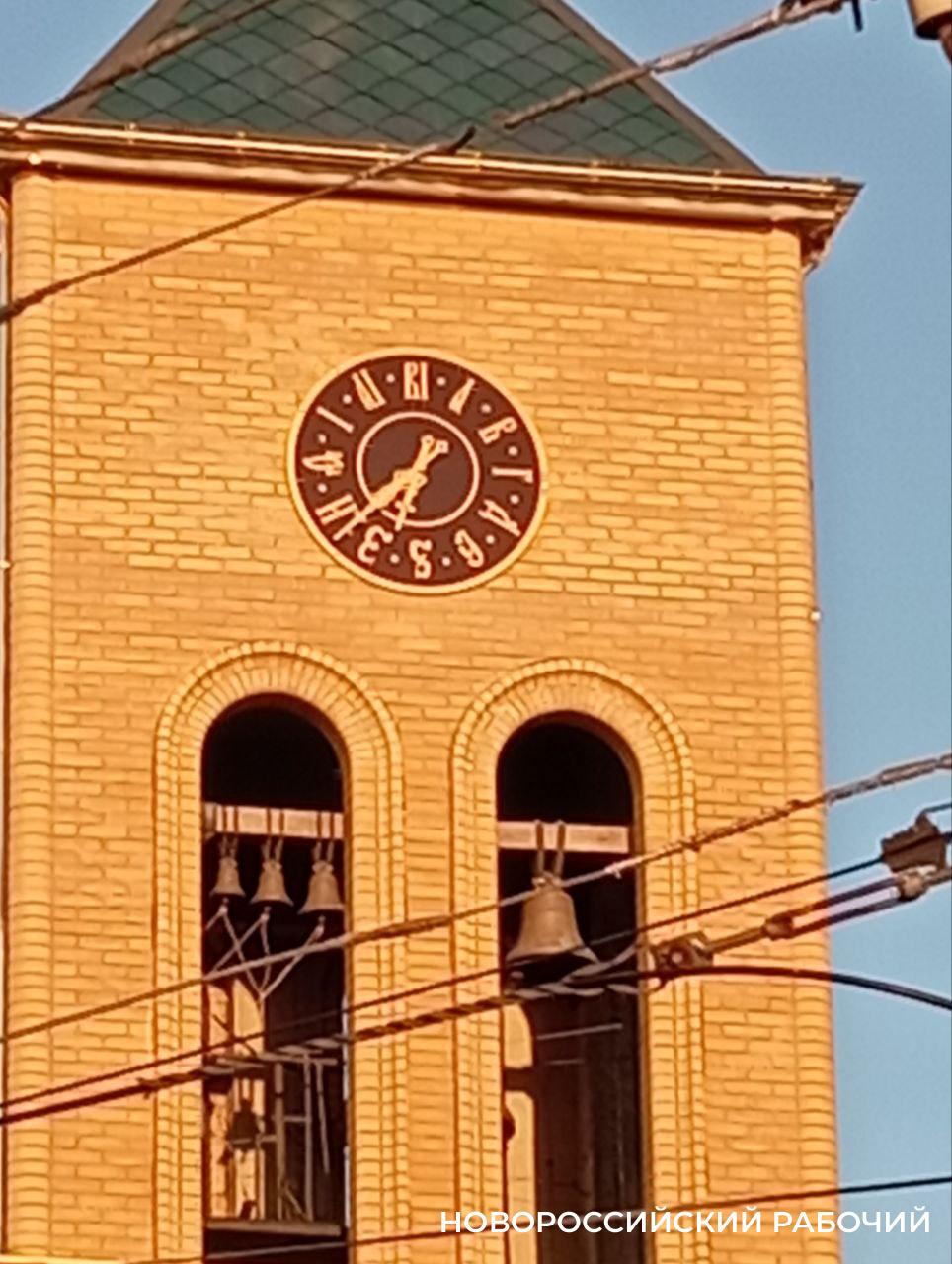 Как в древнем Суздале! Часы с буквицами вместо цифр показывают время на церкви под Новороссийском