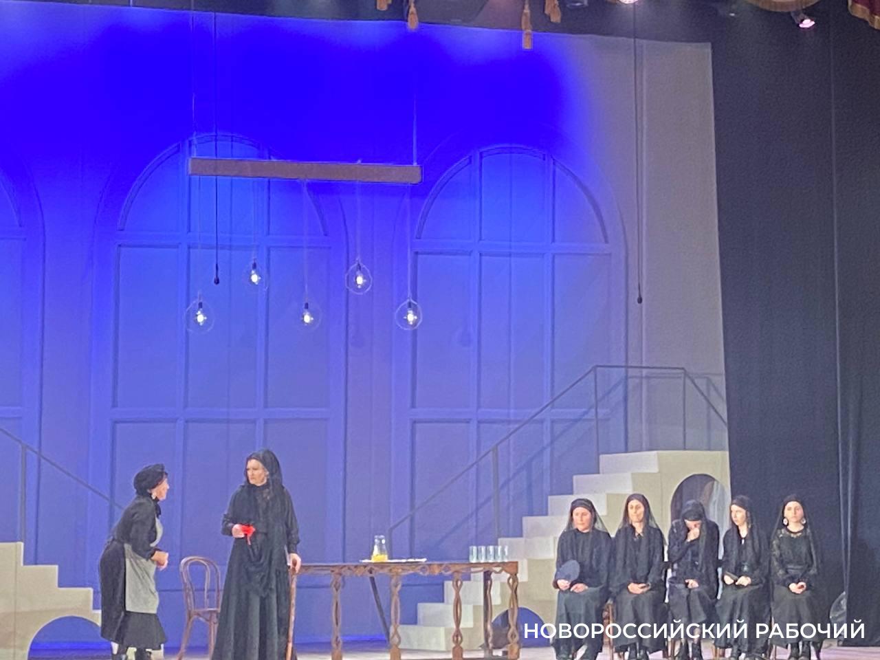 «Нельзя так поступать с дочерьми!» И эксперты, и зрители высоко оценили новороссийский театр