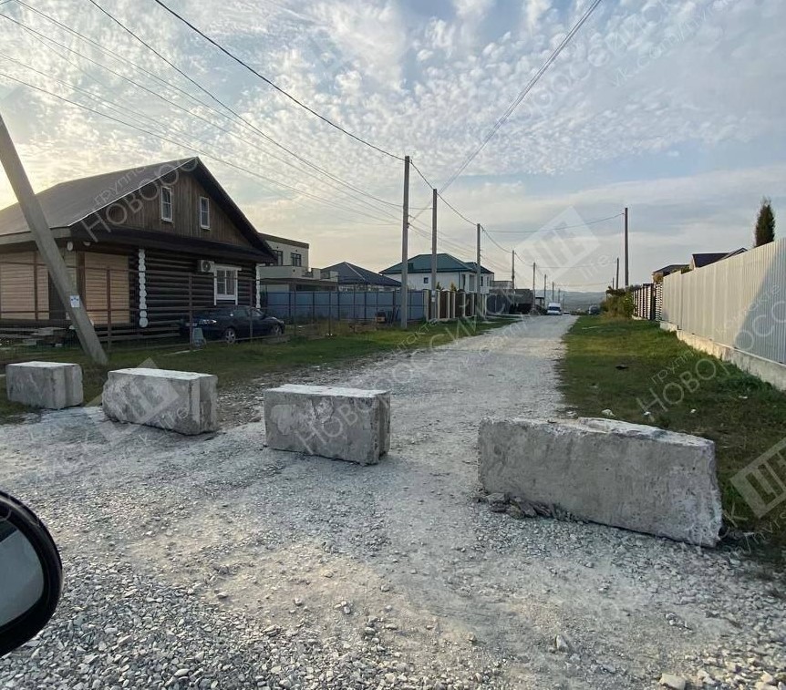 Соседи и не в курсе! В селе под Новороссийском кто-то перекрыл блоками целую улицу