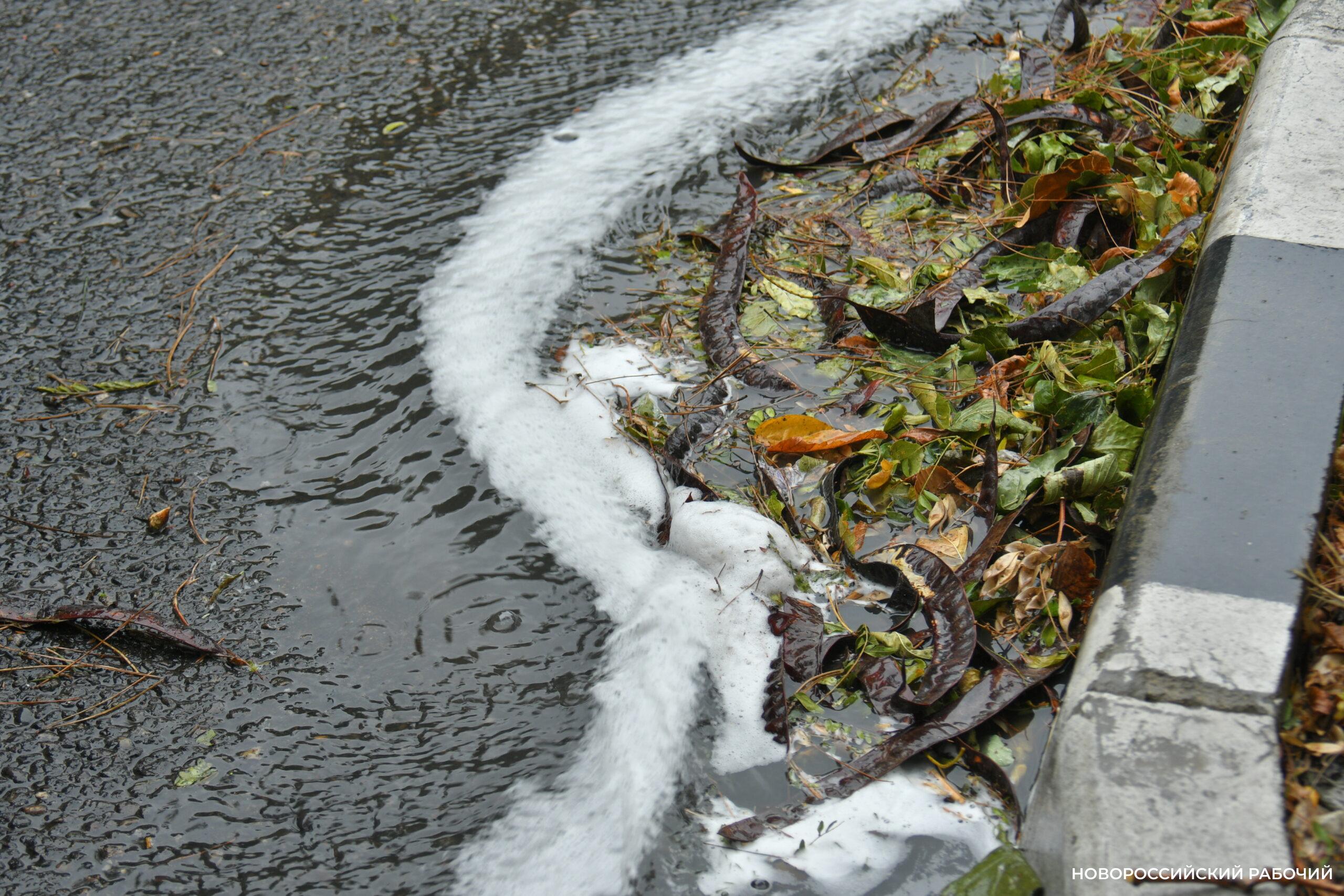 В Новороссийске по дорогам текут ручьи с белой пеной