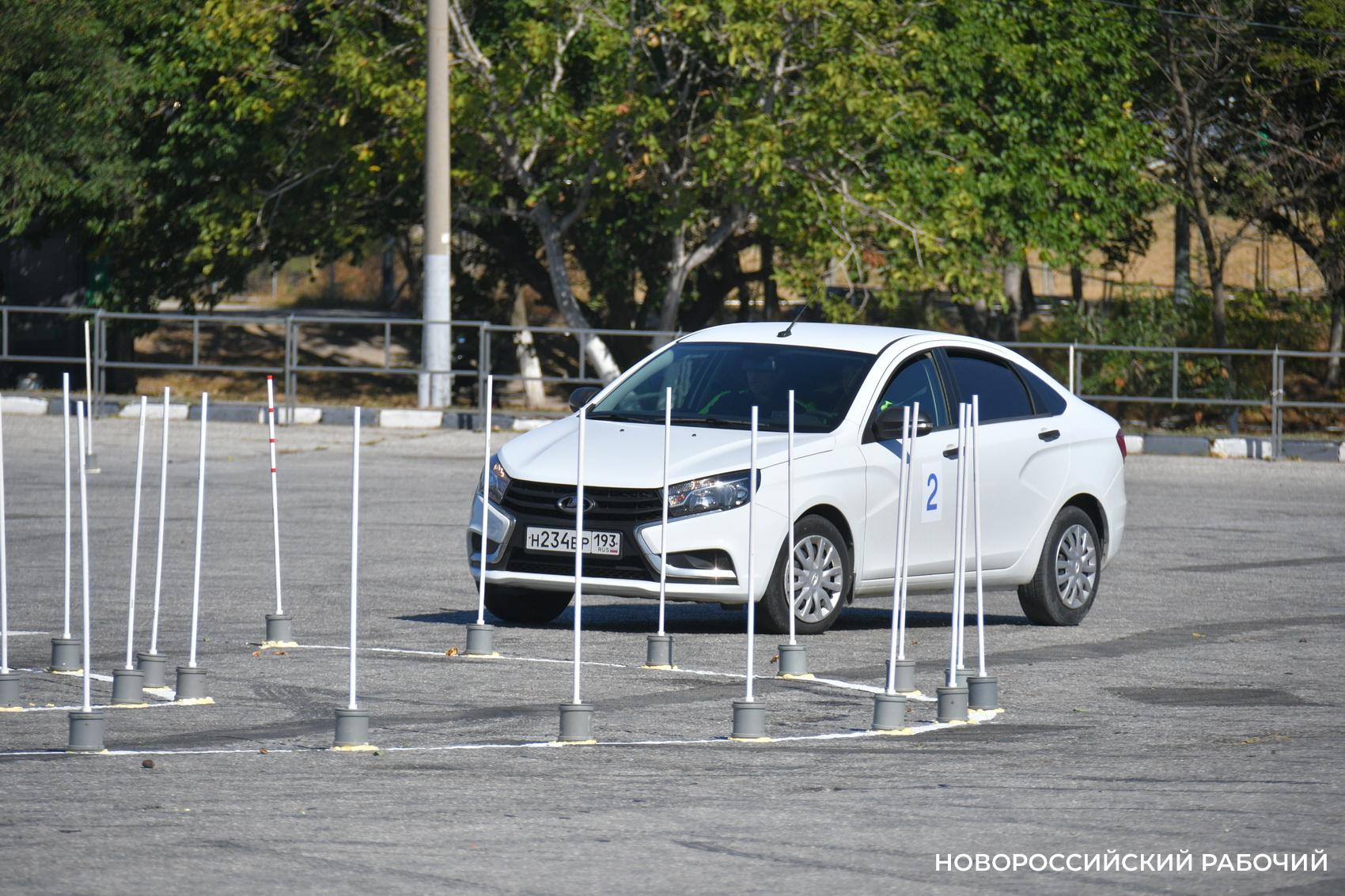 В Новороссийске полицейские Кубани завоевали «золото» по служебному автомногоборью