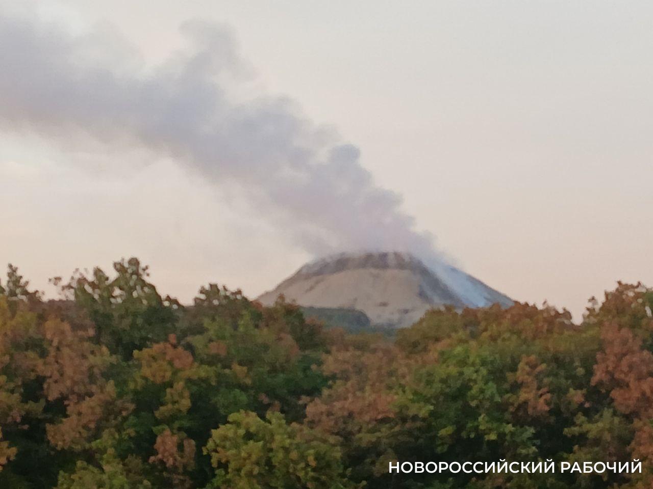 В Новороссийске остается потушить 800 кв. м. горящей свалки — жители жалуются на гарь