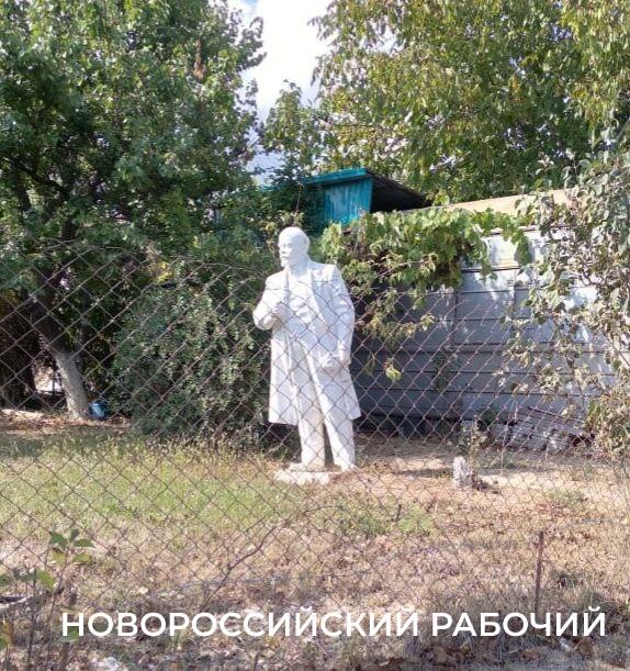 В Новороссийске на даче стоит памятник Ленину