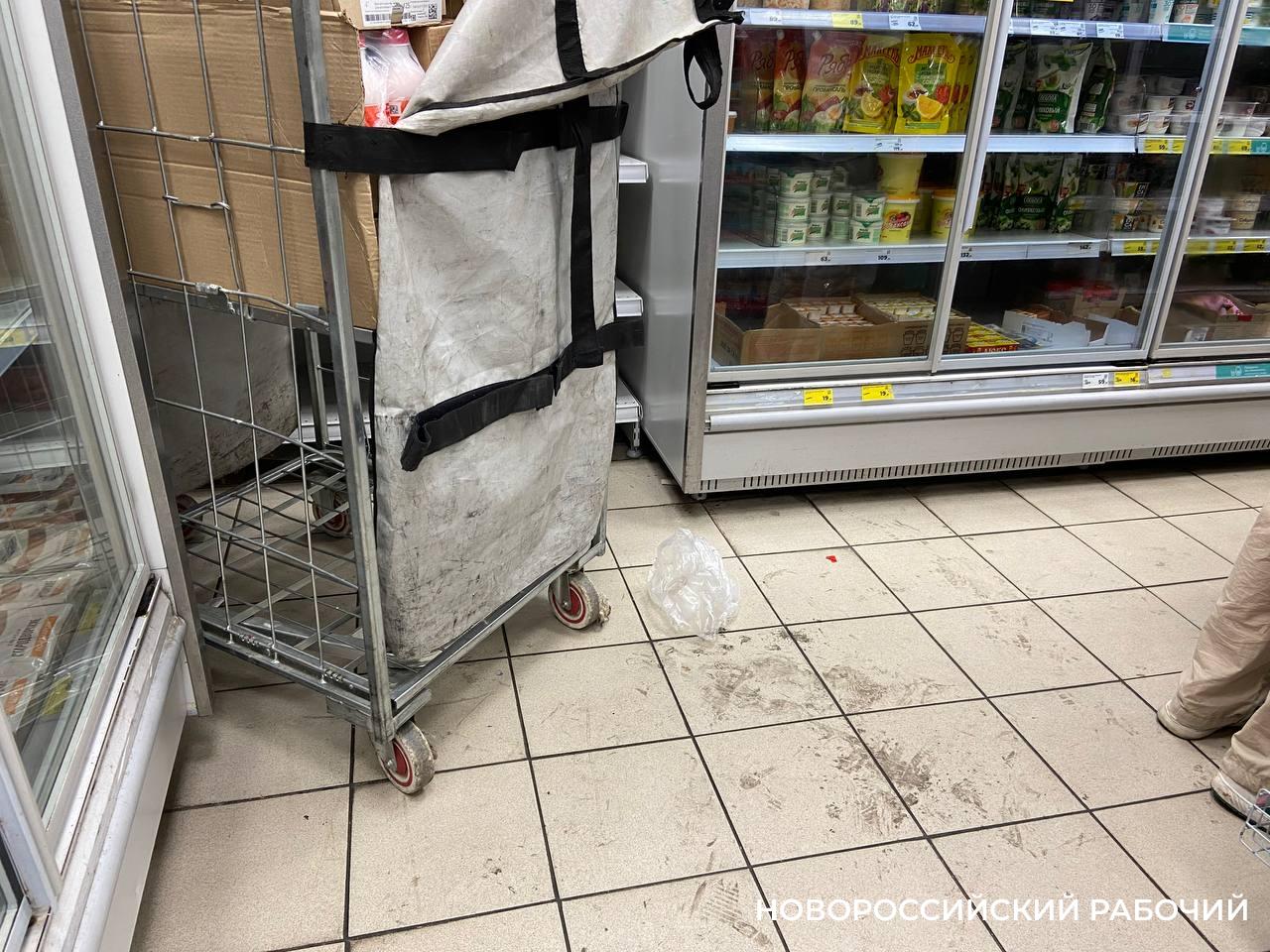 Опять грязно! Новороссийцы жалуются на неухоженный сетевой магазин