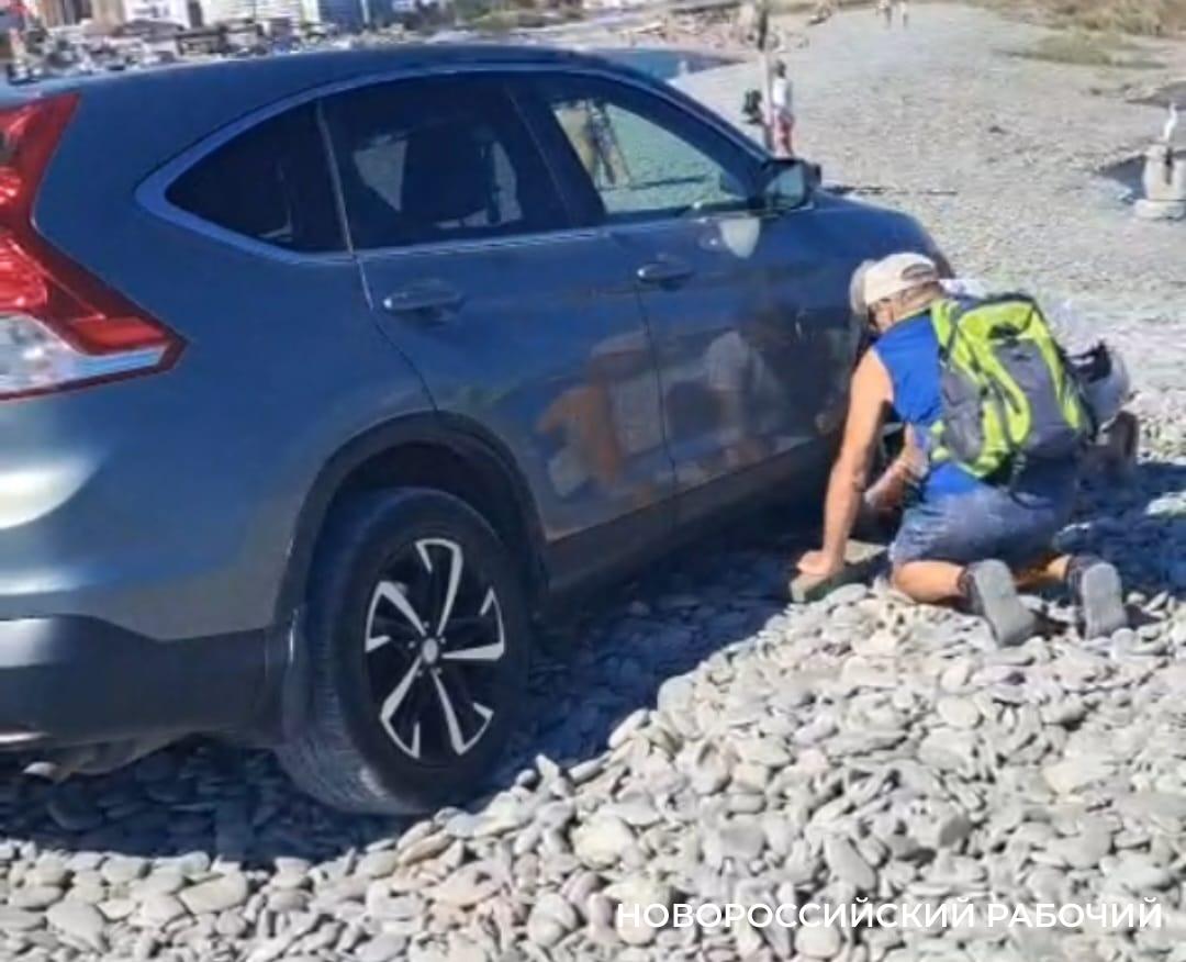 В Новороссийске откапывали машину, которая застряла на пляже