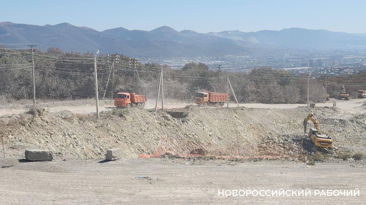 До воскресенья с мусорных площадок Новороссийска вывезут ветки и крупный мусор. Обещание «ЮРО»