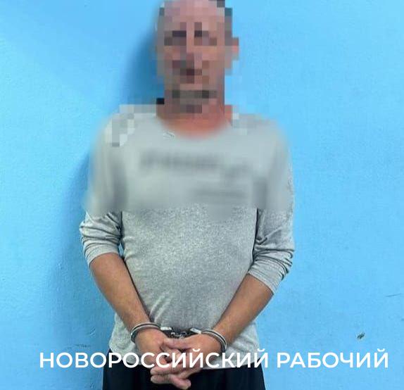 Полицейские Новороссийска тушили иномарку и задержали поджигателя