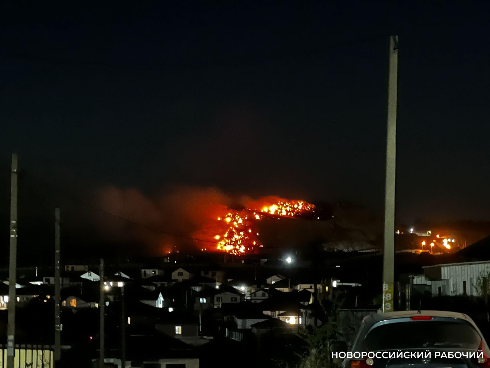 В Новороссийске тушат пожар на мусорном полигоне: площадь горения не изменилась