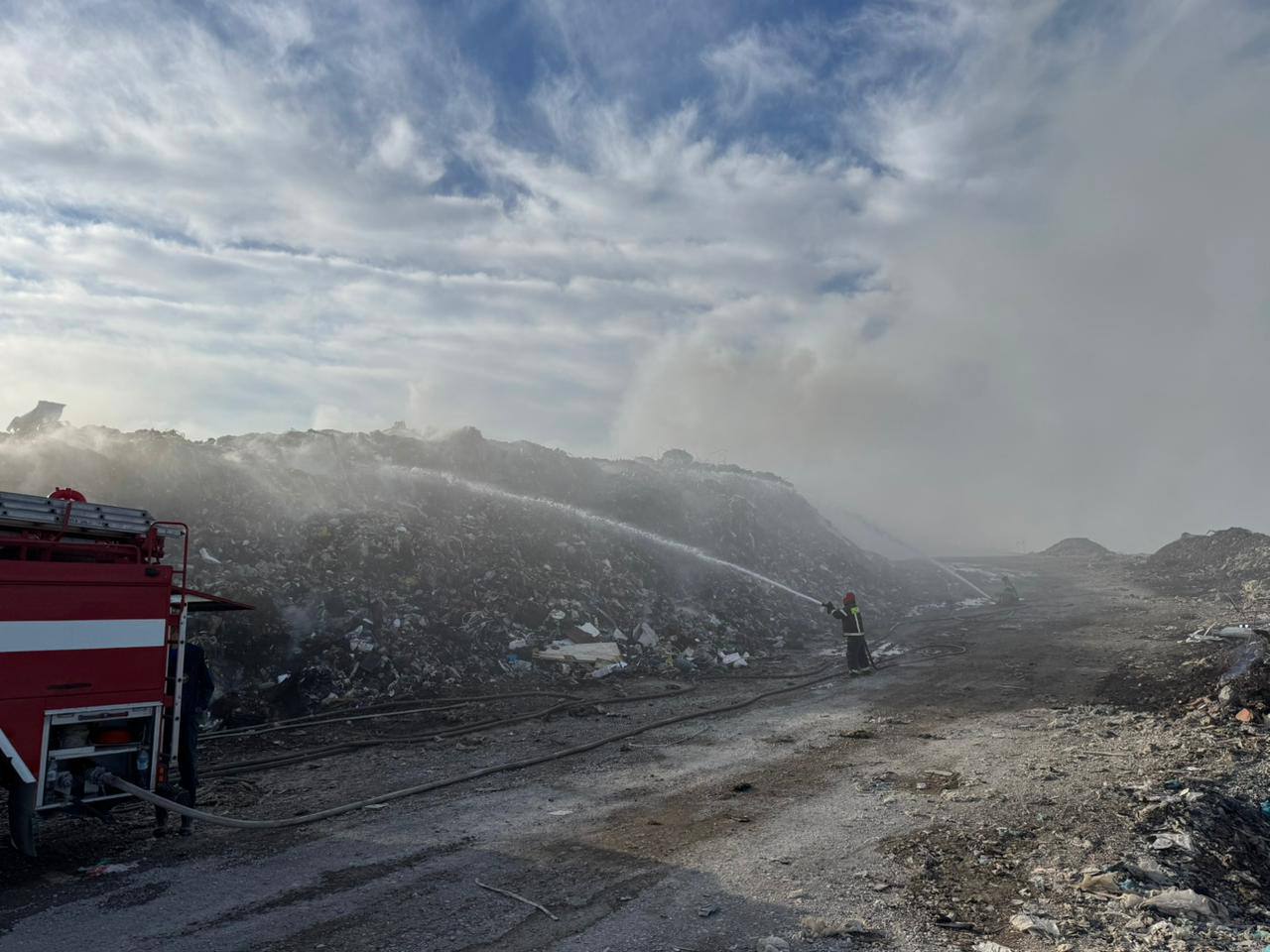 За ночь пожар на свалке в Новороссийске удалось сократить на 100 квадратов