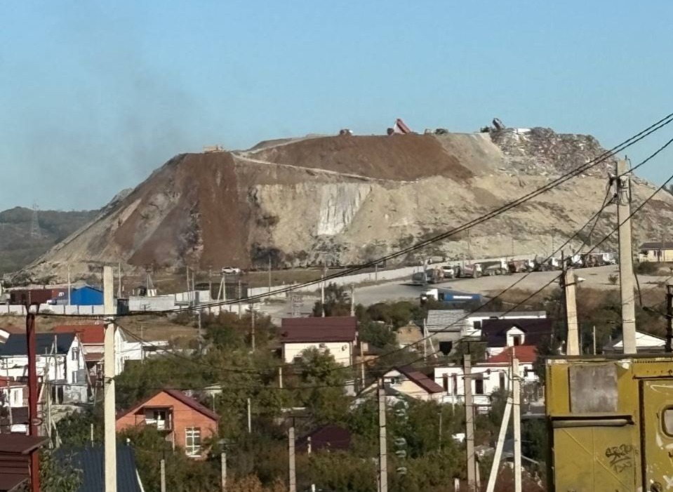 В Новороссийске жалуются на запах с мусорного полигона. Осталось потушить еще 100 квадратов