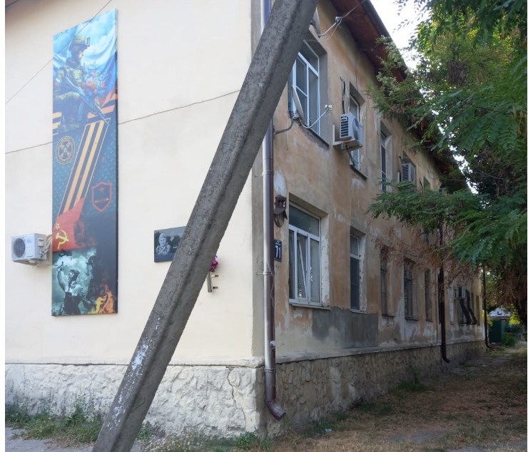 В Новороссийске героя «спрятали» от людских глаз