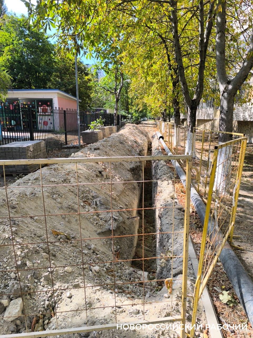 В Новороссийске рядом с детским садом и МКД ведут непонятные строительные работы