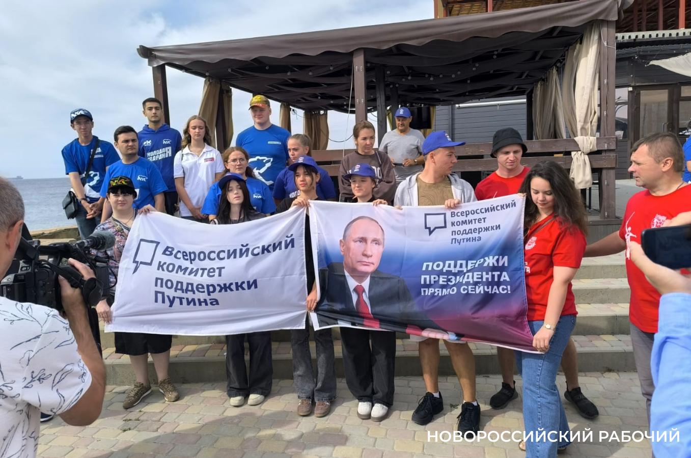 В Новороссийске уборку пляжа совместили с экскурсией и пикником