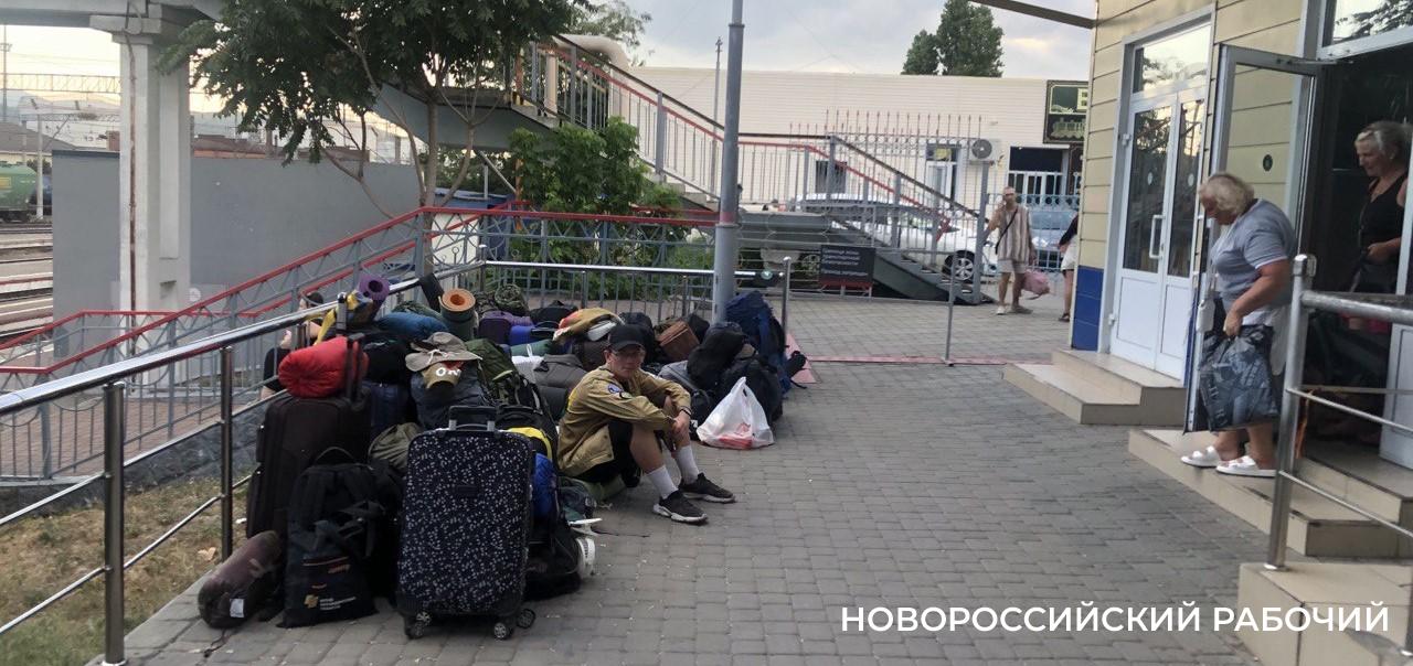 На вокзале Новороссийска пассажирам вернули 640 забытых в поездах вещей