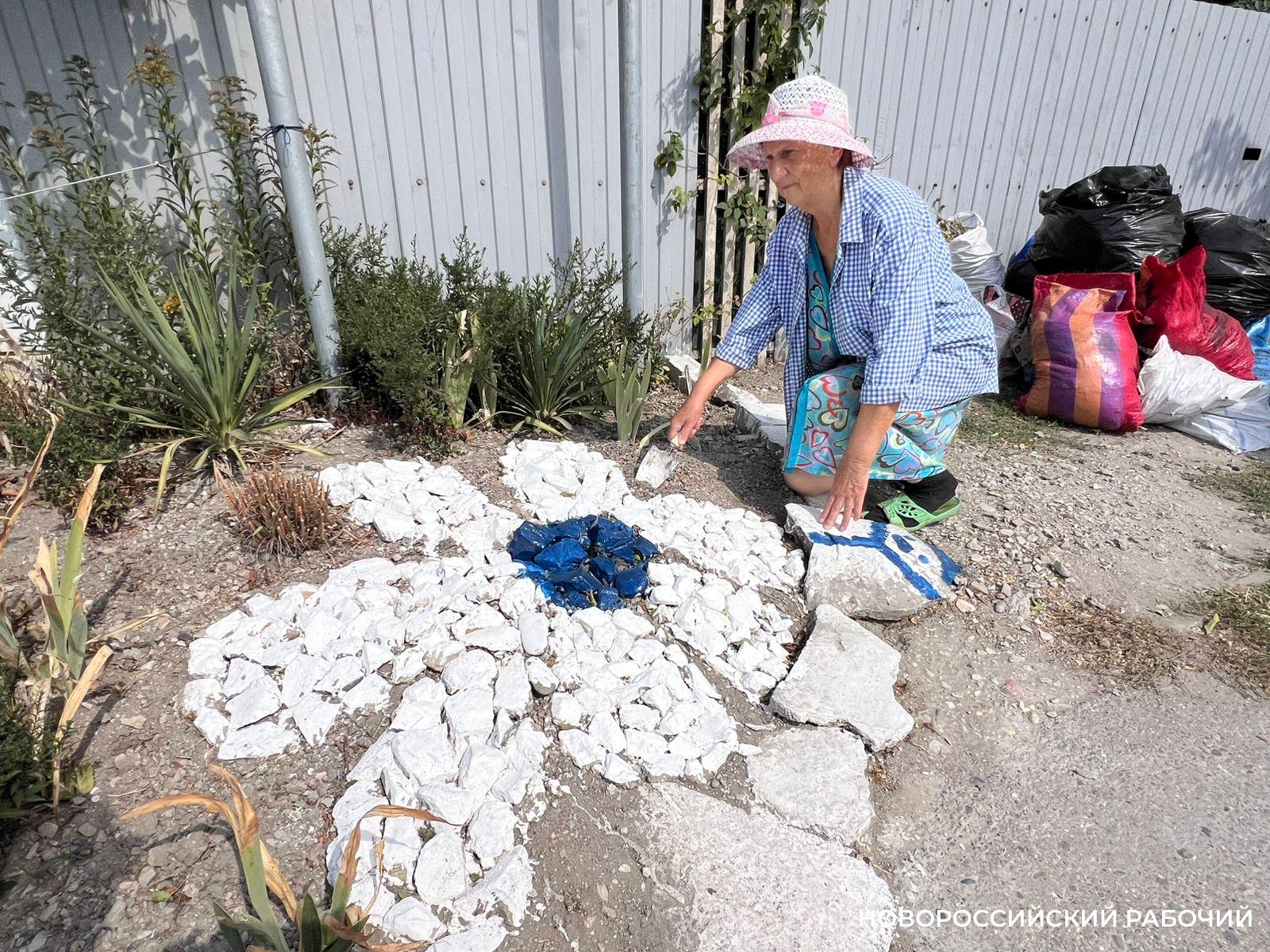 На улице Новороссийска пенсионерка «вырастила» каменные цветы