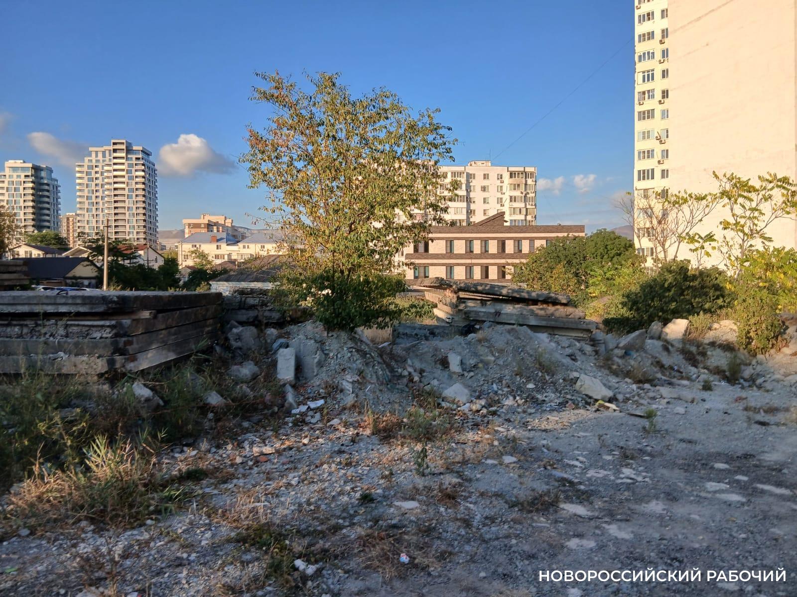 В Новороссийске наведут порядок на участке, где хотели построить  ЖК «Бульвар Черняховского»