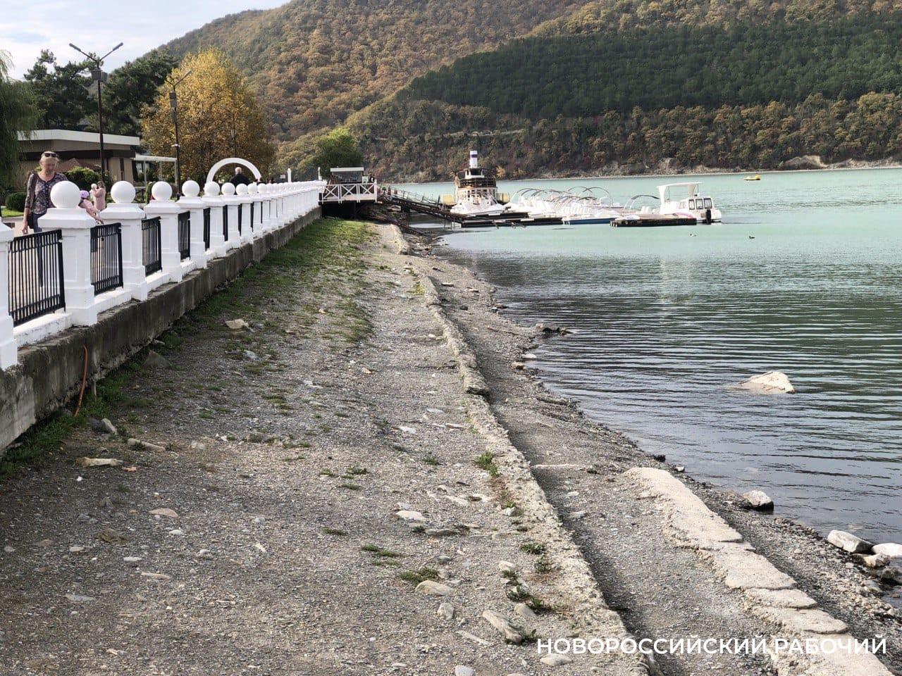 Под Новороссийском продолжает мелеть озеро Абрау
