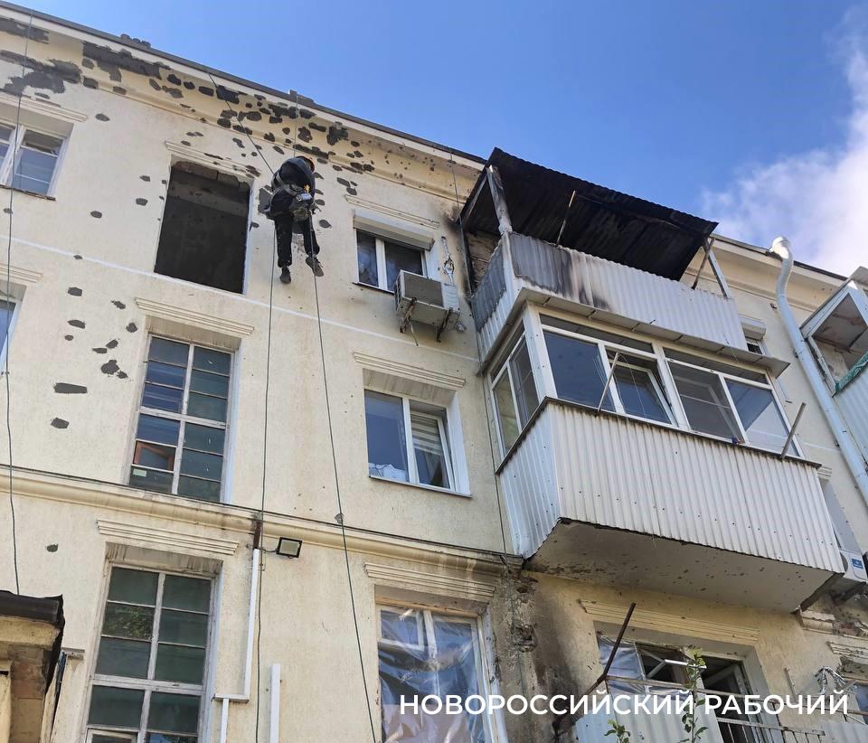 Успеть до дождей и холодов. В Новороссийске началось восстановление домов после атаки  БПЛА