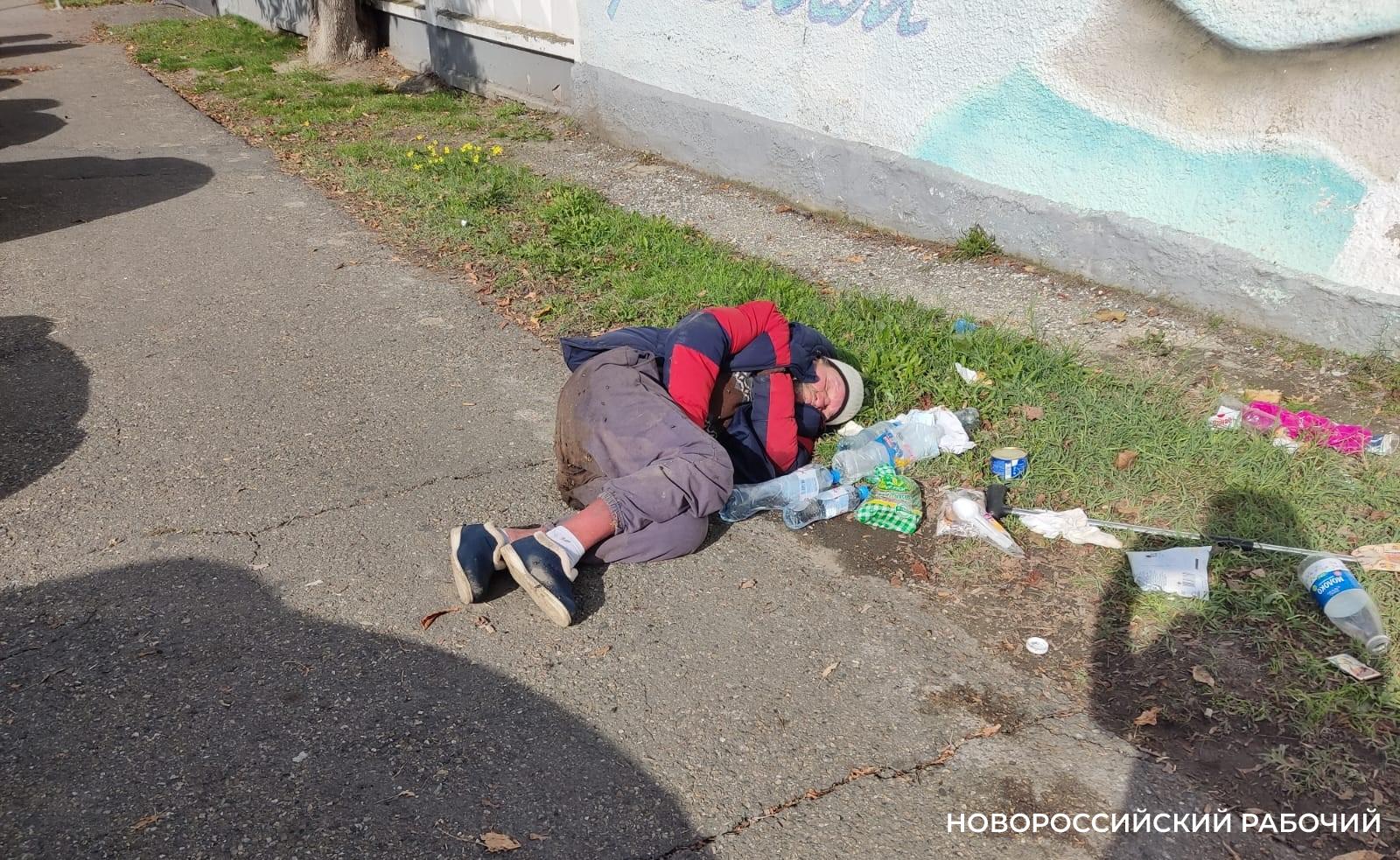 В Новороссийске больше суток напротив  горбольницы лежит бомж