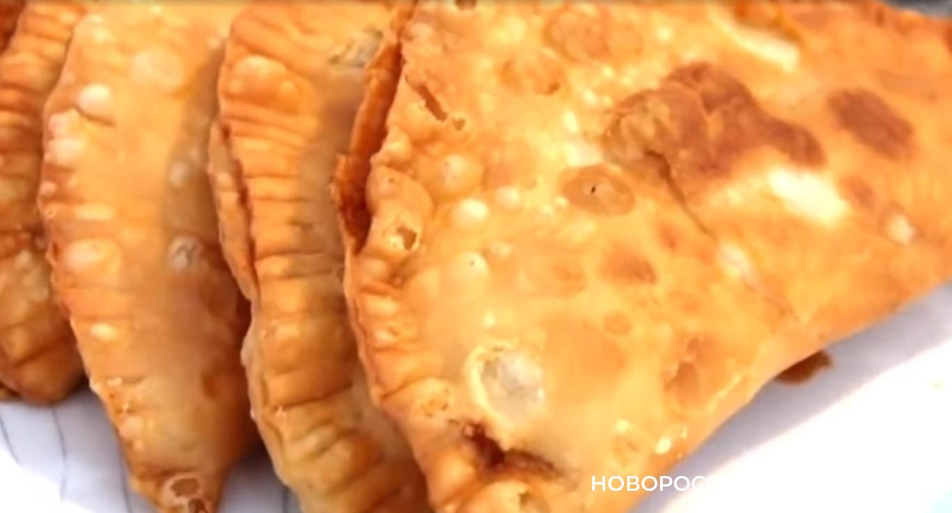 Хрустящие чебуреки, или чир-чир с куриным фаршем на сковороде