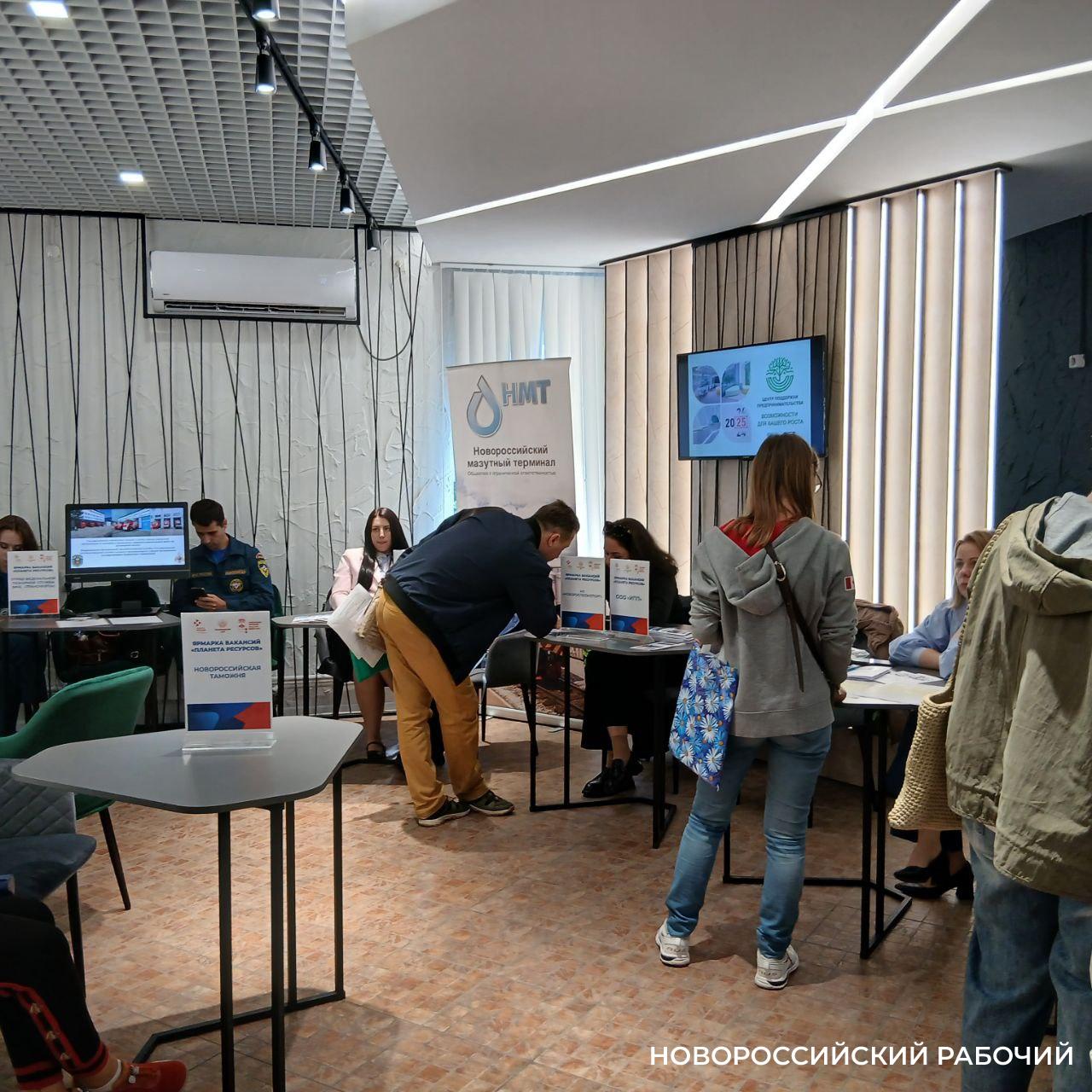 В Новороссийске — 7,5 тысяч вакансий. Какие зарплаты и «плюшки» предлагают рабочим?