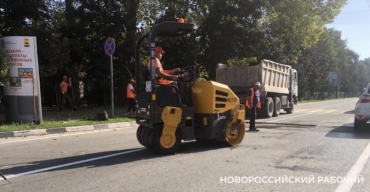 В центре Новороссийска начали ремонтировать просевшие дороги. Уже пробки