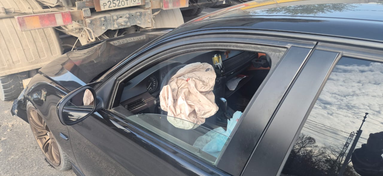 В Новороссийске погиб водитель иномарки. «БМВ» фактически «вмялась» в КамАЗ